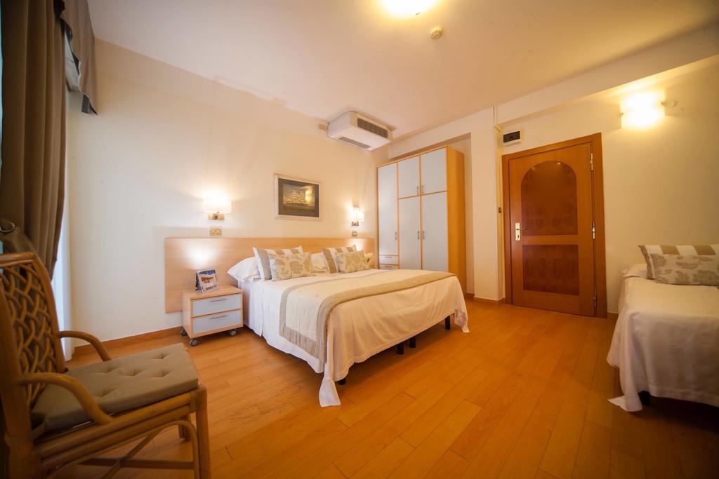Hotel Mon Cheri Riccione Room photo